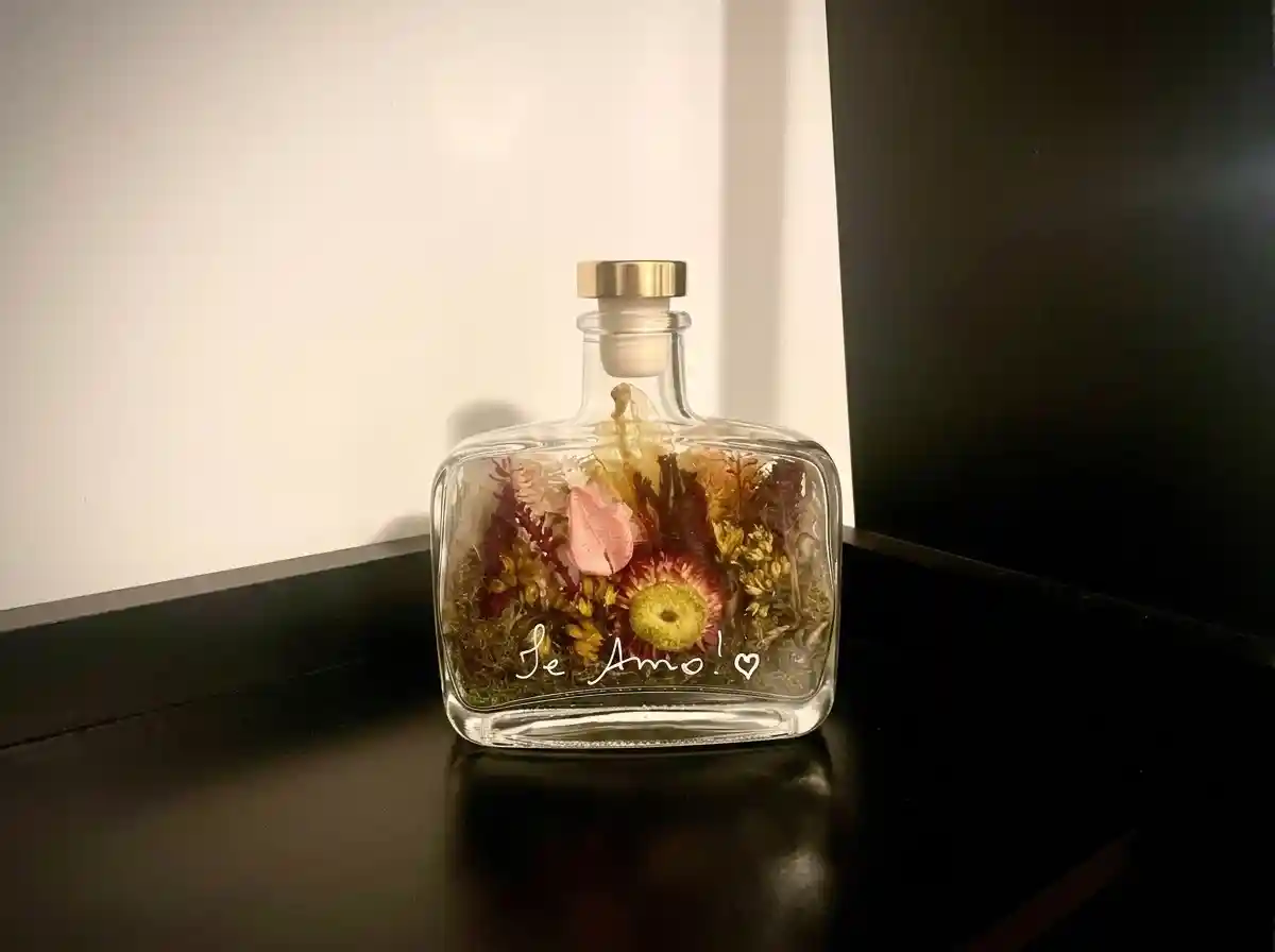 Garrafa com flores desidratadas